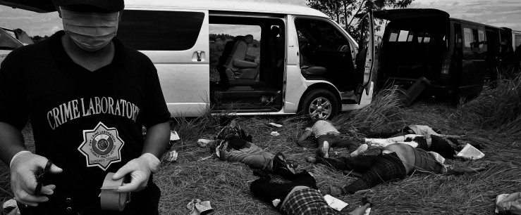 A member of the police Scene of the Crime Operatives (SOCO) prepares to process the scene of the Maguindanao Massacre in November 2009. Photo from Japan Times (Photo from http://www.japantimes.co.jp/news/2014/11/23/asia-pacific/crime-legal-asia-pacific/old-wounds-still-fester-anniversary-philippines-worst-massacre/#.VWO4rE-qqkp)